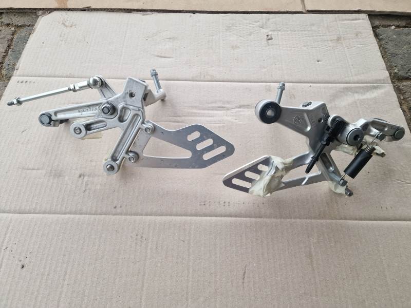 Aprilia rsv4 rf 2015 pedane originali