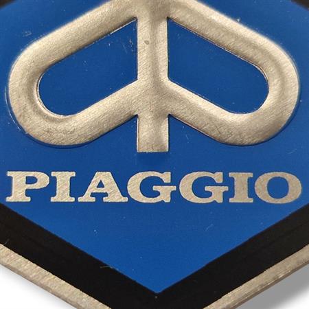 Scudetto Piaggio adesivo medio con forma esagonale e diametro 31 mm  sim.195577 (CIF), ricambio 5776